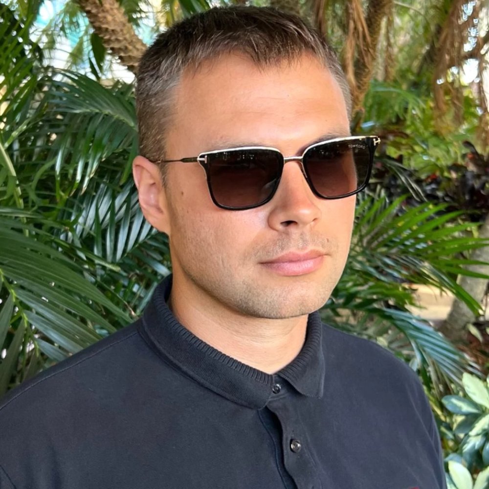 TOM FORD HAYDEN FT0831 01K Sunglasses / TF831